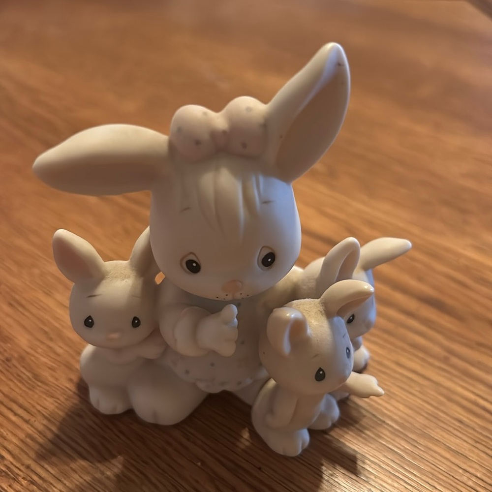 💕NEW Precious Moments. “Some Bunny’s Sleeping” perfect condition